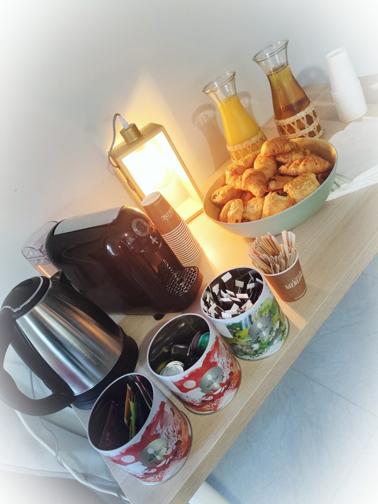 Café d&#039;accueil dans une des salles de réunions