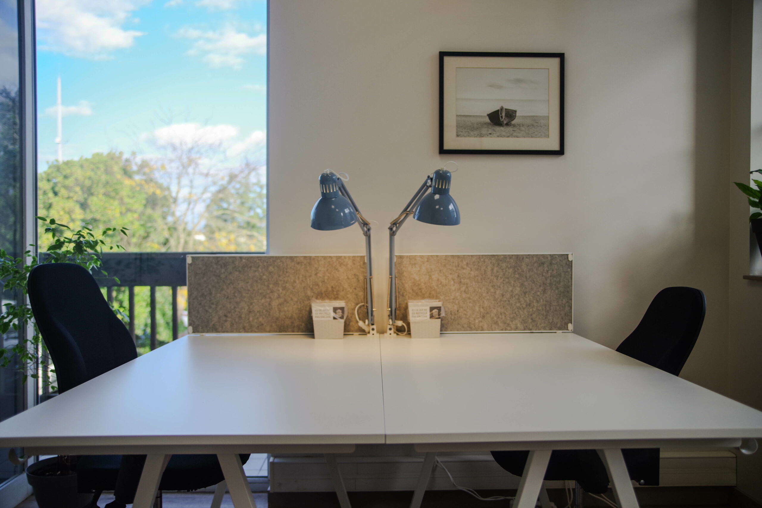 Bureau équipé avec table de réunion