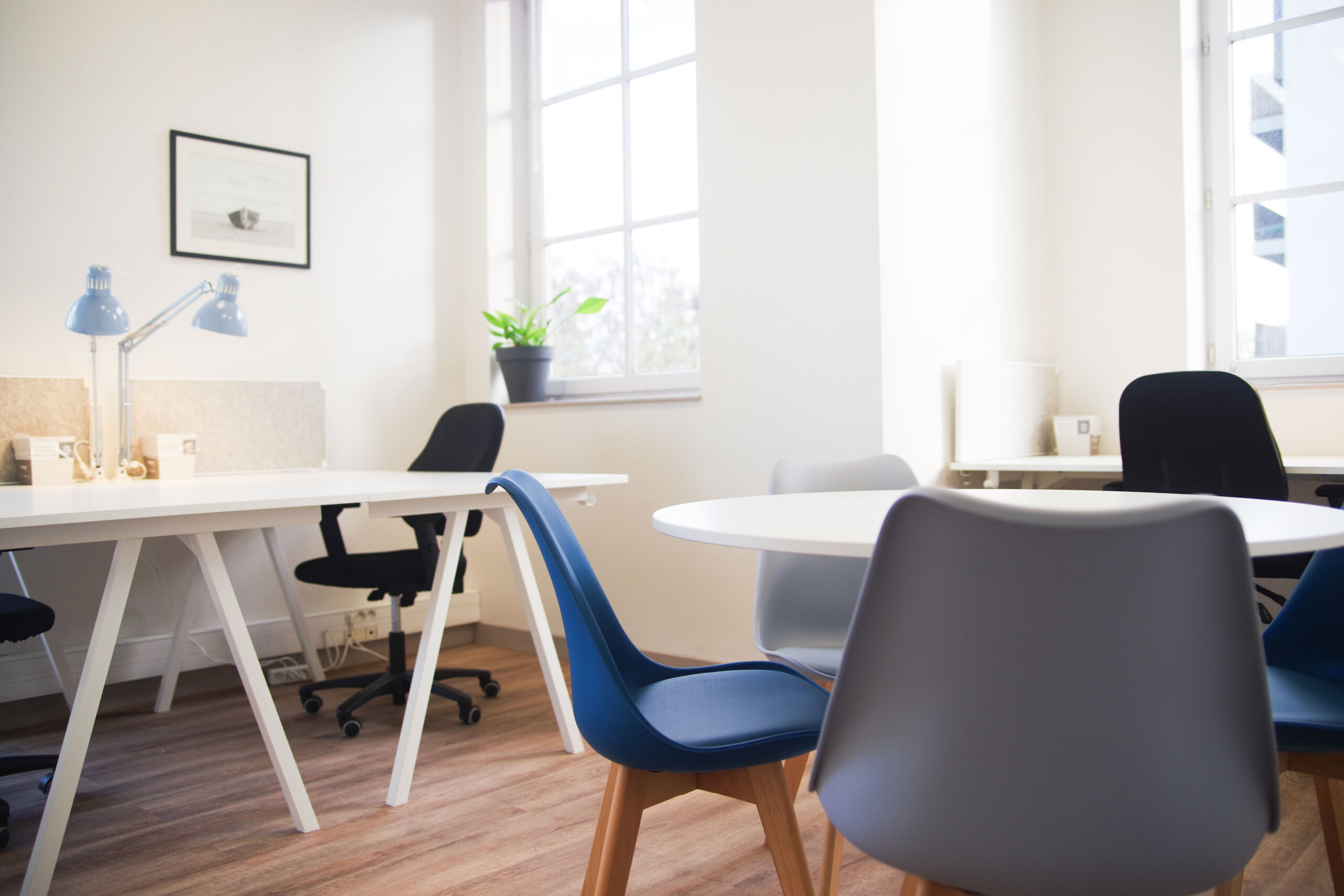 Bureau équipé avec table de réunion